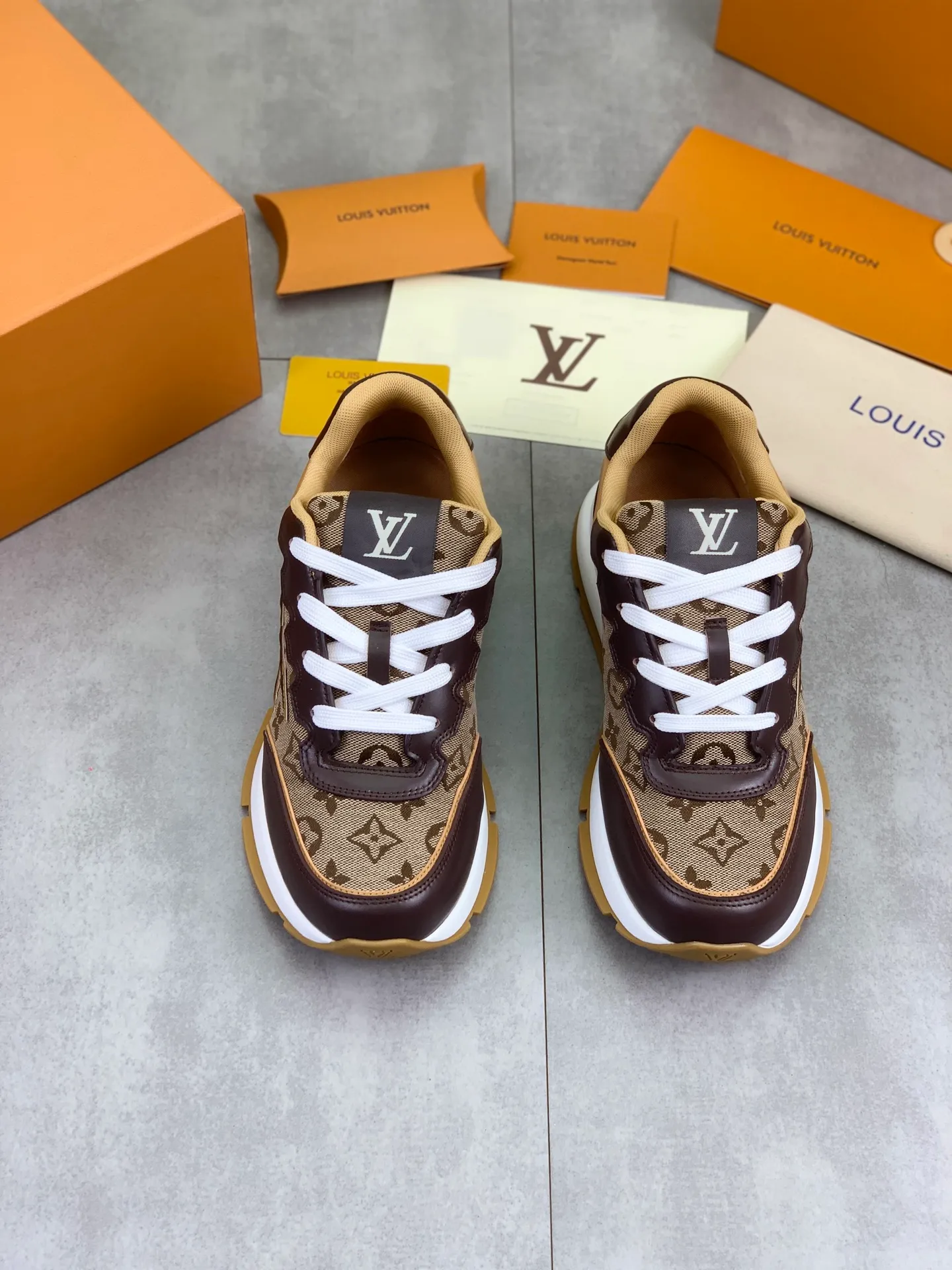 Factory price P700 💶 Top version [LOUIS VUITTON] Couple 🧑‍🤝‍🧑 Craftsman style Counter series (original order) New style 🍀LV Louis Vuitton - top version LV classic high-top trendy shoes! Made of imported original craft calfskin, original breathable lining, and original wear-resistant, lightweight, high-end TPU outsole! High quality products! 3️⃣ colors available, size: male 39-44 (45 46 customized)